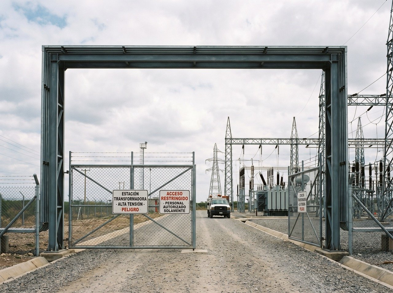 Pórticos de acceso a estación transformadora